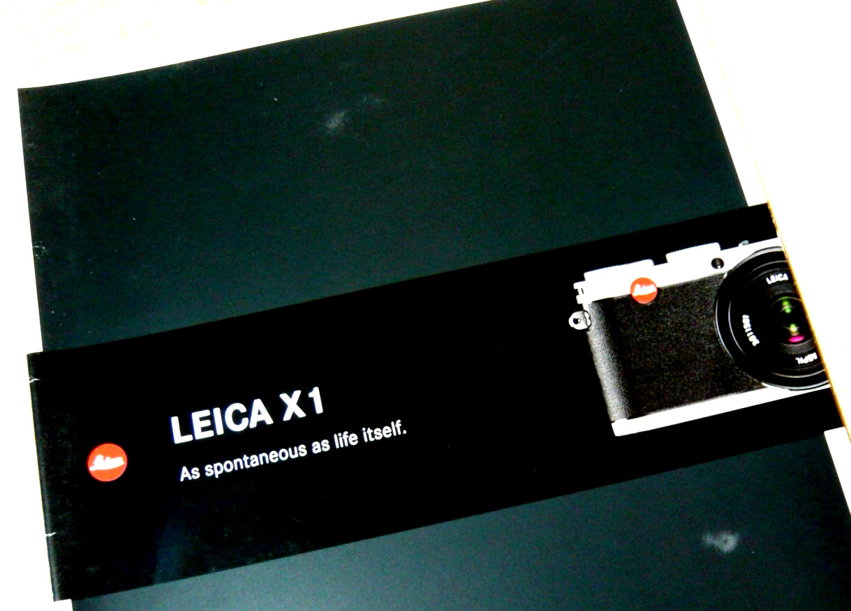 The Leica X1 camera , 28 page genuine publication, english. Superb! (Havana)