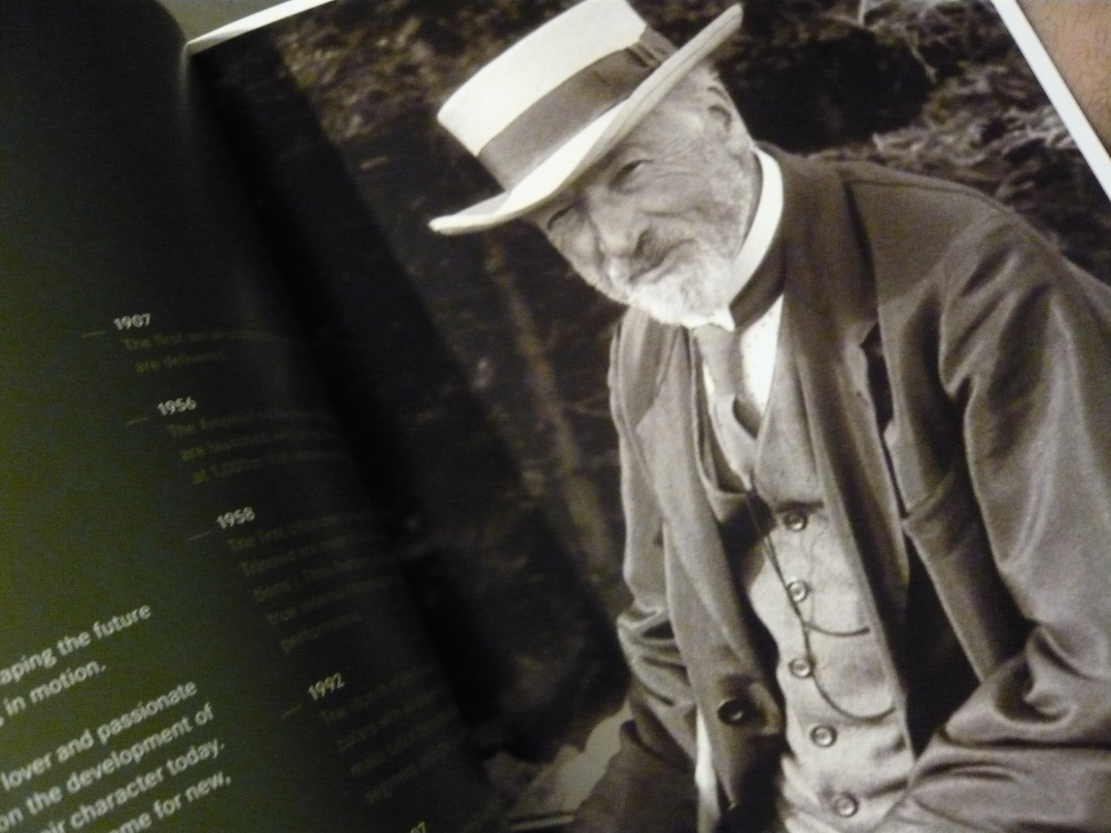 Leica Fascination of Observation. Binocs and Scopes. 75 pages. English specs.