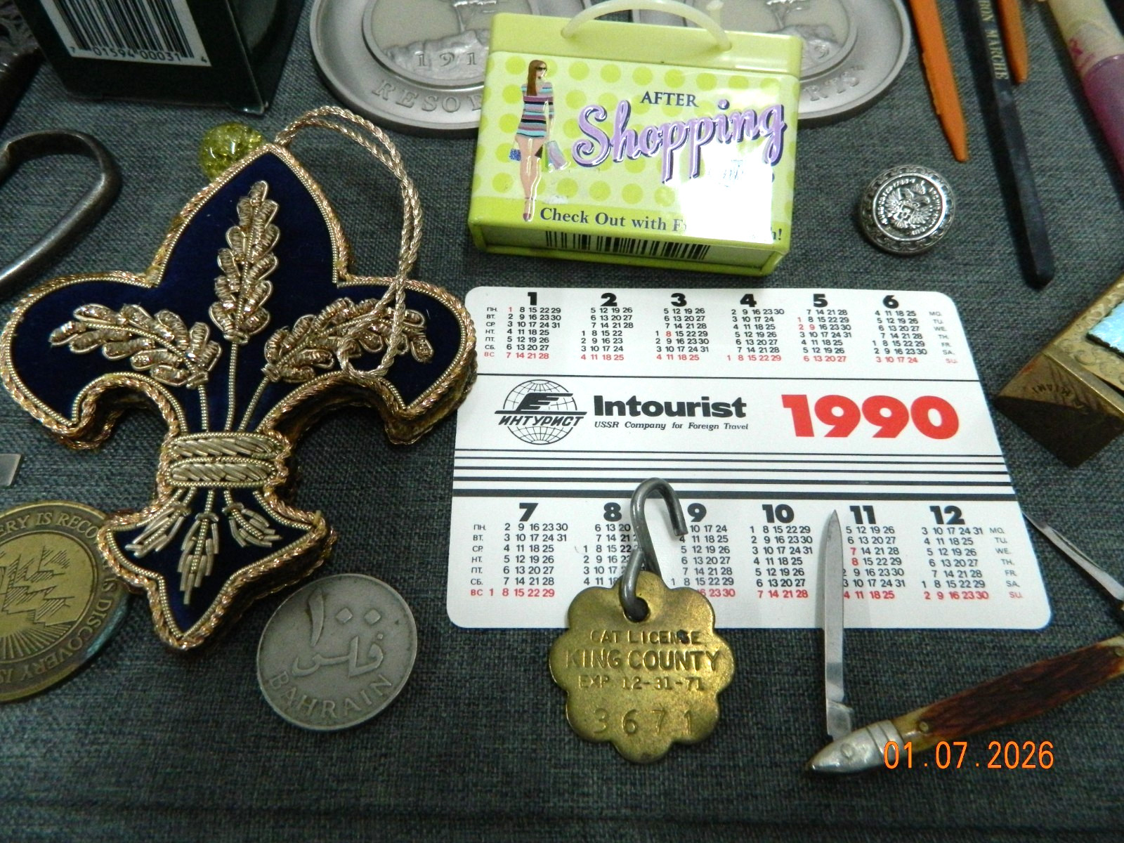 VTG JUNK DRAWER LOT PENS COINS KEYS KNIVES SUNGLASSES BOLO CLASP RING WATCH ECT