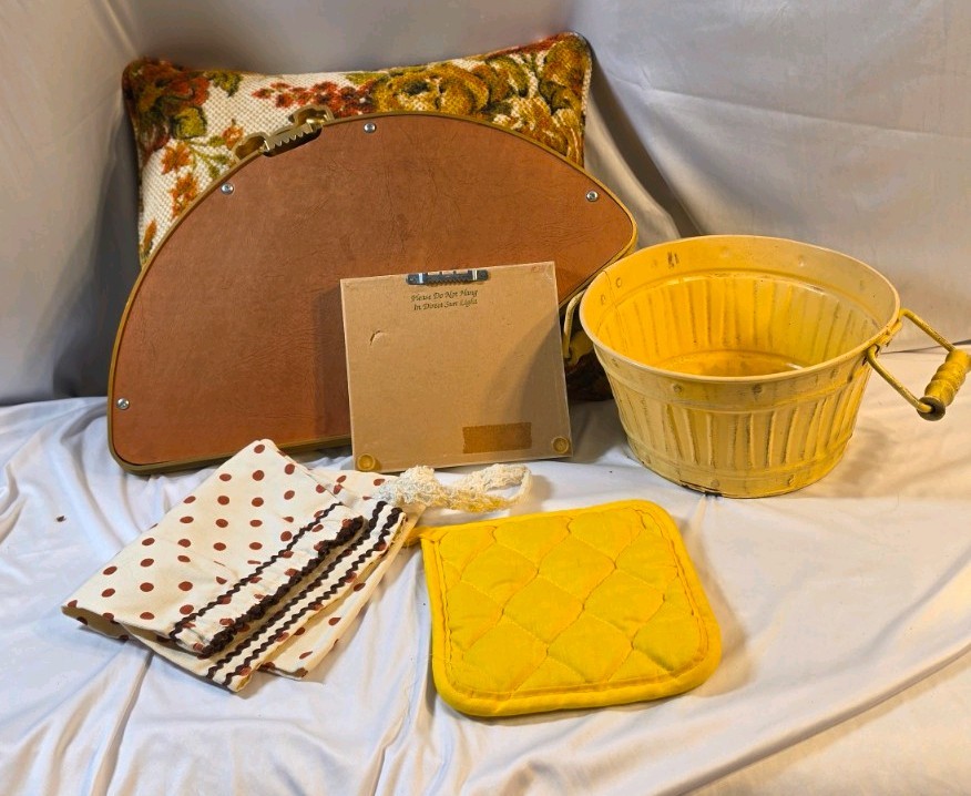 Vintage Decor & Kitchen Textiles Lot: Floral Pillow, Tapestry, Linens
