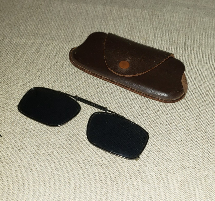 VTG CIGAR BOX FINDS MILITARY JEWELRY BUCKLES RANDOM OLD STUFF SEE DESCRIPTION