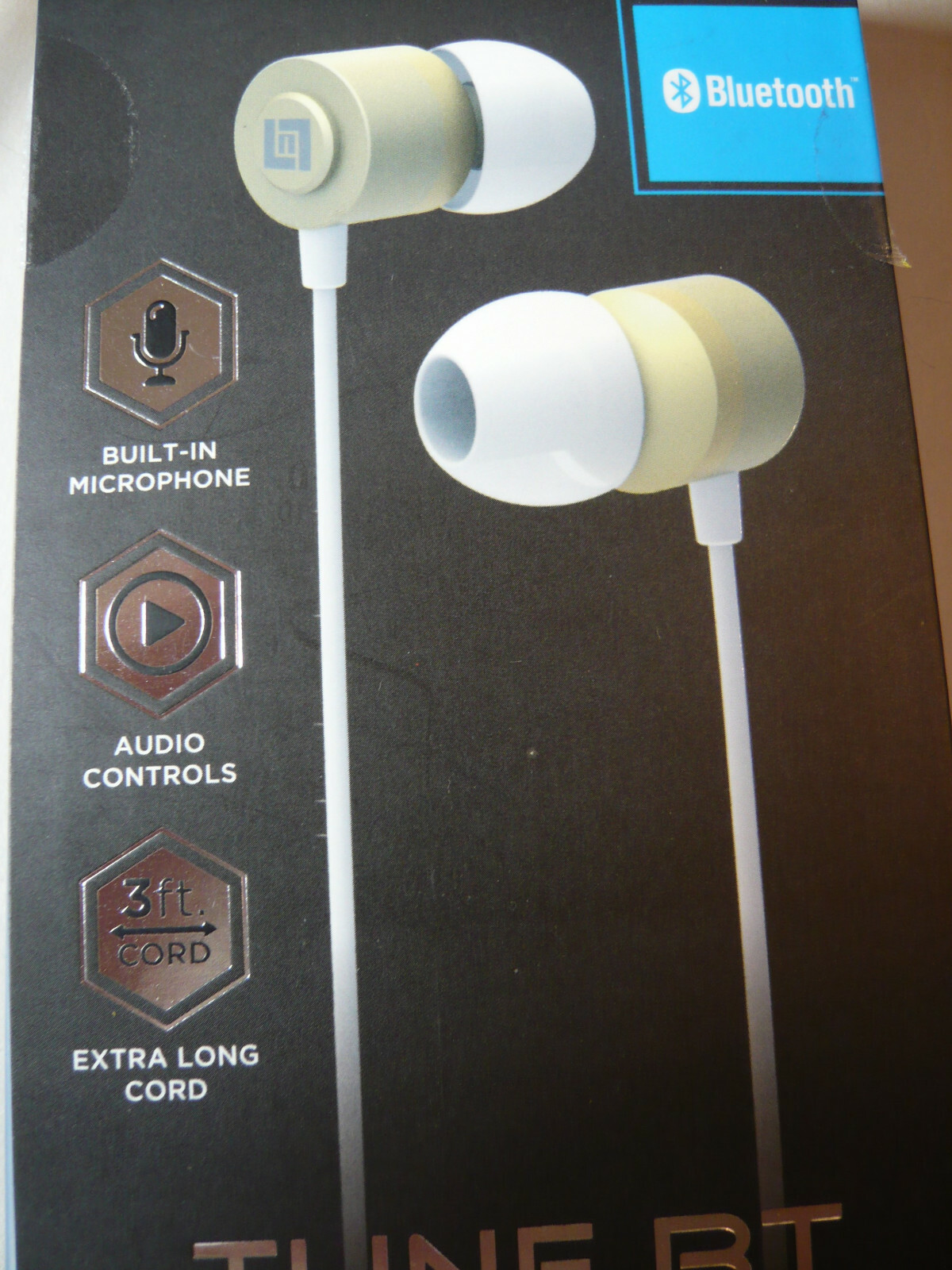 Earbuds Sport Headset 3.5mm SCHOKING SUPER BASS Stereo w/microphone.NEW !