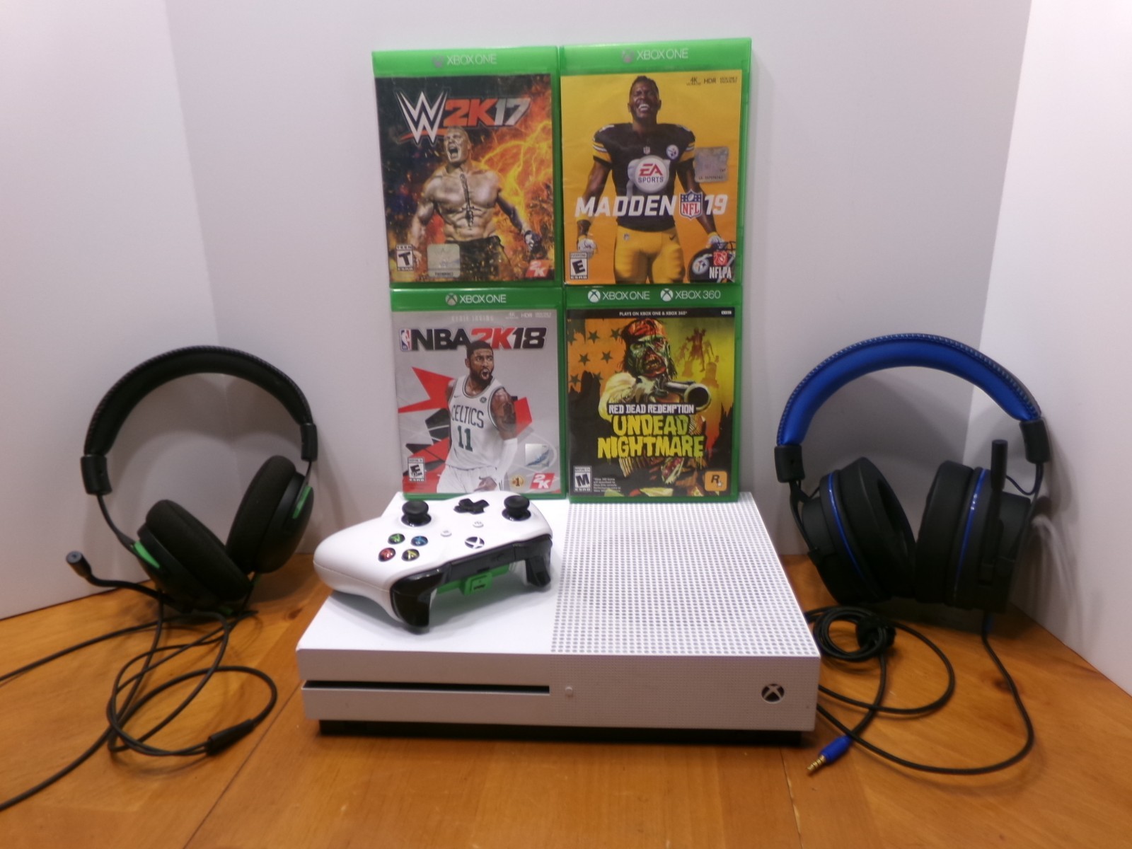 XBOX ONE S WHITE VERSION + HEADPHONES & 4 COOL GAMES NONE TESTED GREAT FOR PARTS