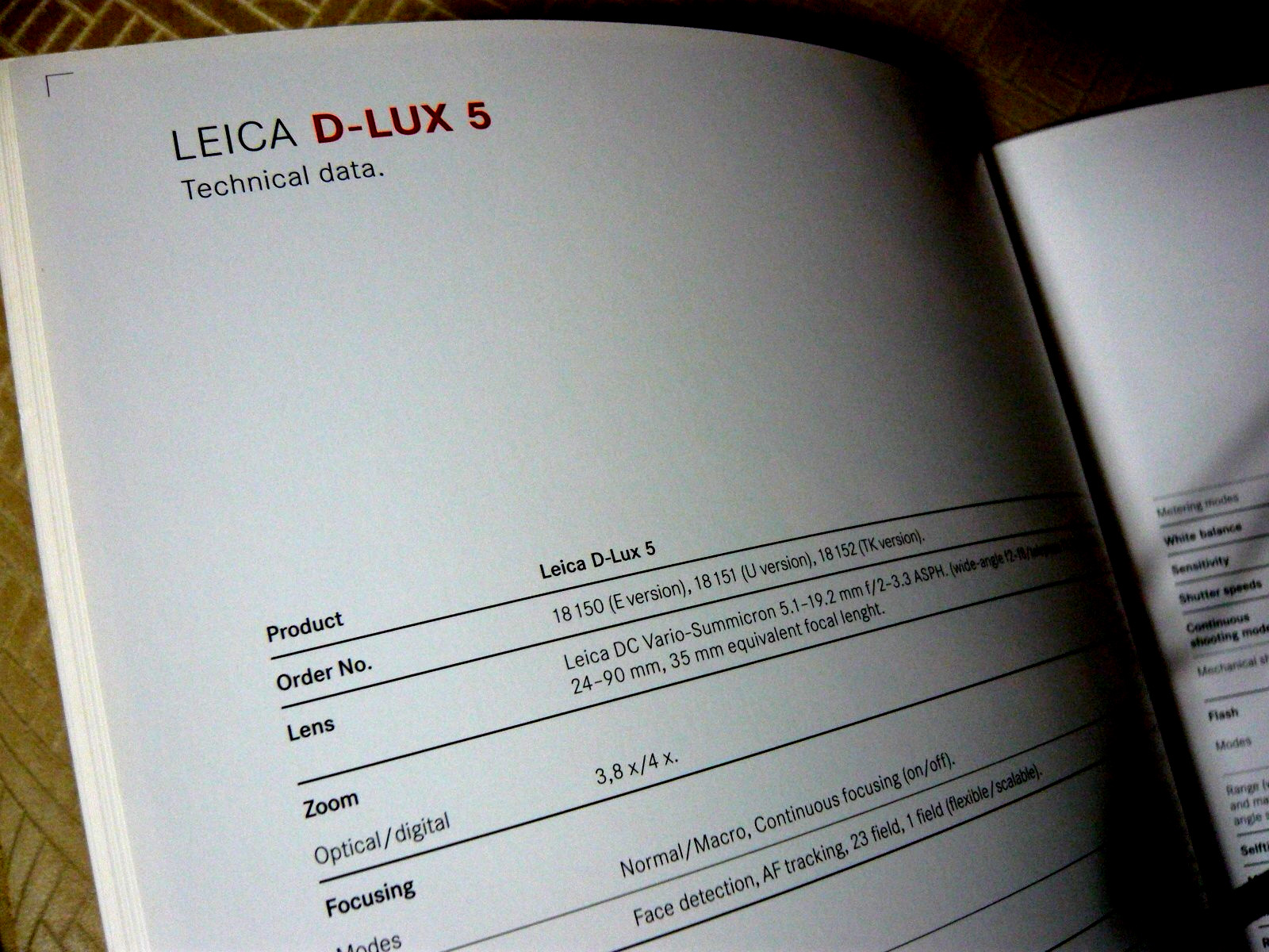 The Leica D Lux 5 camera , 28 page genuine publication, english. Superb!