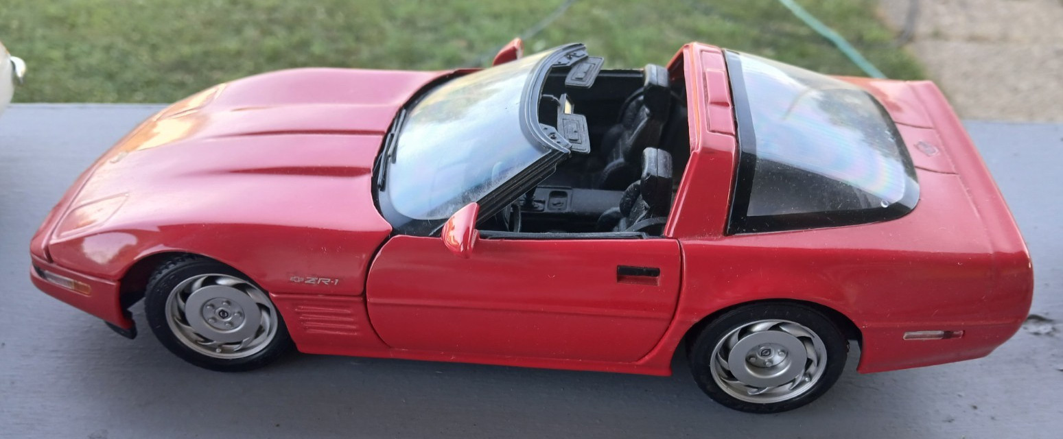 Maisto 1992 Corvette ZR-1 / Red /Diecast / Thailand / Scale 1/18